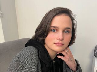 topless camgirl IsabellGrin